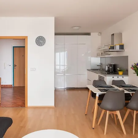 Apartament Sunny In Modrany By Days Praga